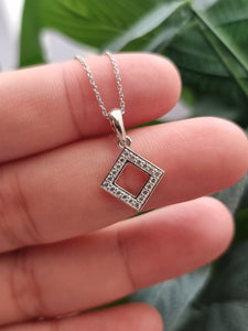 Pendant with White Diamonds in a Square Shape | Fête Jubilee III