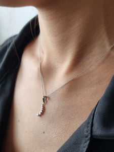 Pendant with Round White Diamonds of Varying Sizes in a Zig Zag Shape | Fête Jubilee IV