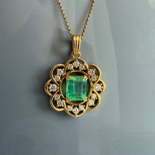 Load image into Gallery viewer, 18K Gold Pendant with 1.68 cts Colombian Emerald and White Natural Diamonds
