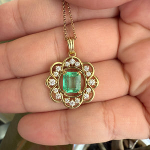 18K Gold Pendant with 1.68 cts Colombian Emerald and White Natural Diamonds