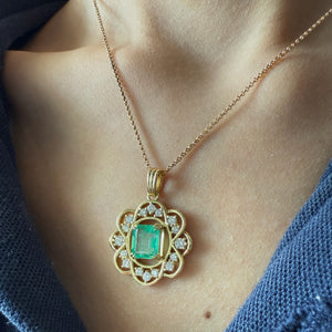 18K Gold Pendant with 1.68 cts Colombian Emerald and White Natural Diamonds