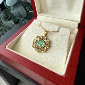 18K Gold Pendant with 1.68 cts Colombian Emerald and White Natural Diamonds